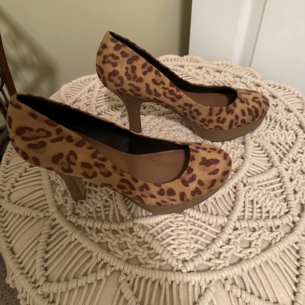 Guess new never worn faux suede platform pumps.